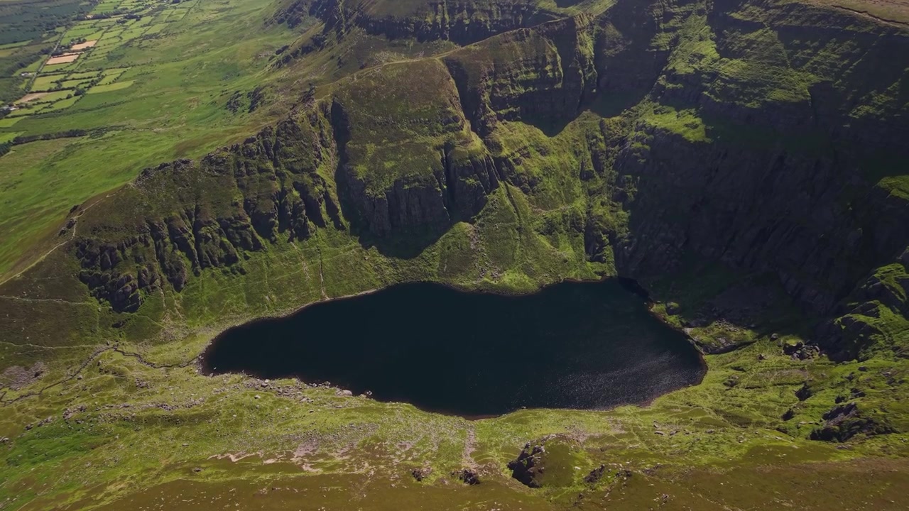 Naturskjønt luftfoto av Coumshingaun glasiale botn og fjellvann, County Waterford.