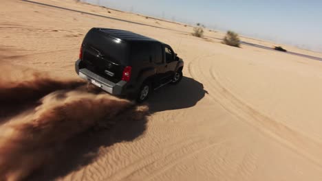 Zeitlupen-FPV-Drohnenclip-Eines-Geländewagens-In-Der-Wüste