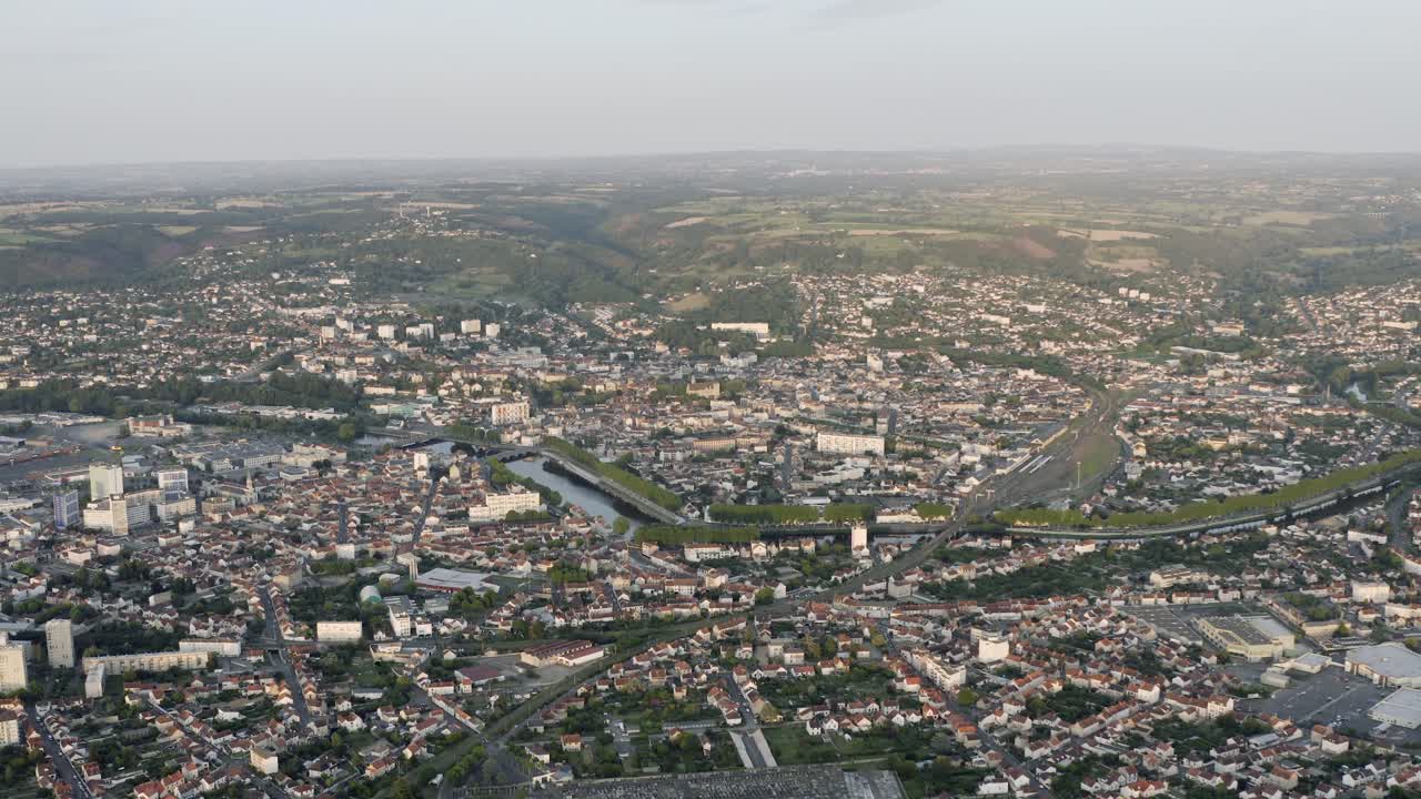 Vista aérea de drone de Montluçon no centro da França.