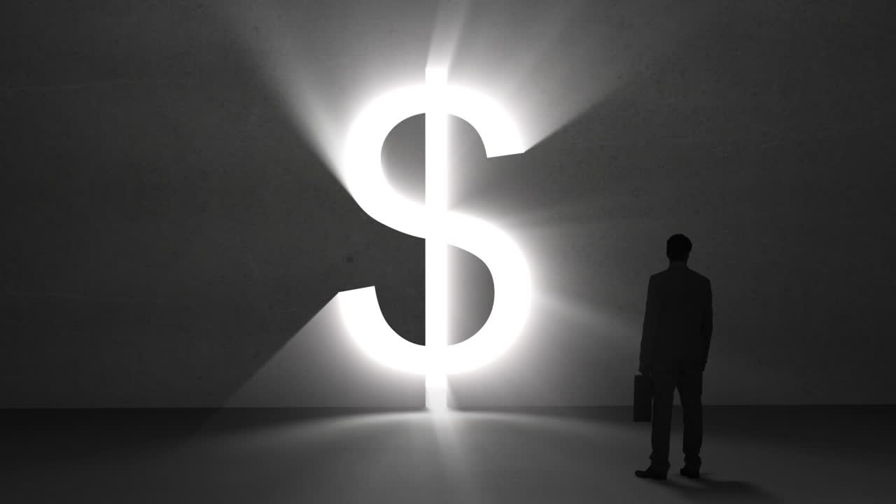 거대한 달러 기호 를 보고 있는 사업가