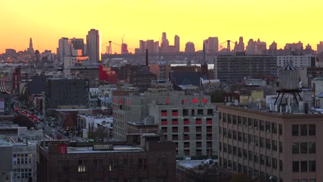 Una-Vista-Del-Atardecer-A-Través-Del-Horizonte-De-Brooklyn-Y-Queens-En-La-Ciudad-De-Nueva-York-2