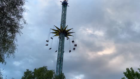 atracción de la feria de diversión en atenas, grecia