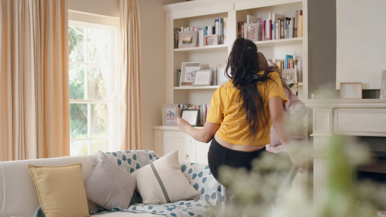 멋진 십대 소녀들이 집에서 춤을 추고 가장 친한 친구들이 재미를 즐기고  ⁇ 키 댄스 동작을 즐기고 주말에 집에서 4k를 축하합니다.