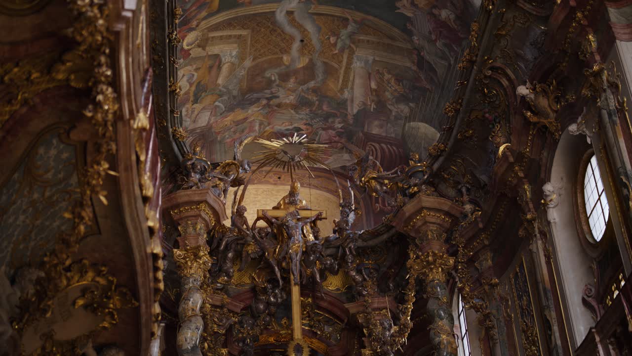 Plafond van de Asamkerk St. Johann Nepomuk, München. Weelderige Rococo-decoraties en fresco's. Katholiek.