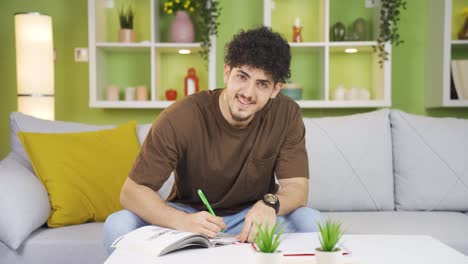 estudiante universitario en casa feliz y riendo.