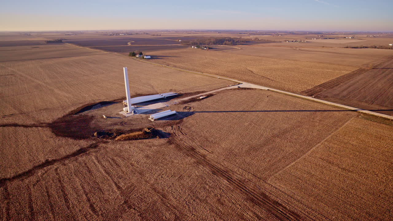 Drohnenaufnahme, die Kräne beim Aufbau von Windturbinen im ländlichen Illinois zeigt