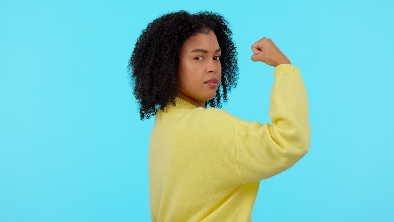 poder, la mujer flexiona sus músculos