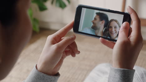 Mujer-Joven-Teniendo-Video-Chat-Usando-Un-Teléfono-Inteligente-En-Casa-Charlando-Con-Amigos-Mostrando-Su-Apartamento-Disfrutando-De-Una-Conversación-Compartiendo-Su-Estilo-De-Vida-En-Un-Teléfono-Móvil