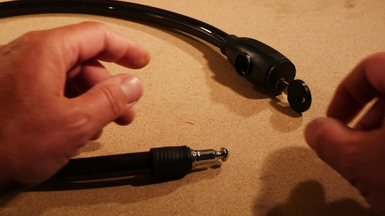 abrir un bloqueo de bicicleta en un entorno de poca luz