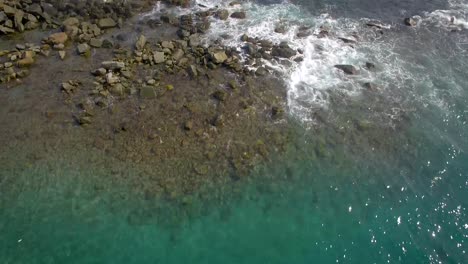 Vista-De-Pájaro-De-Un-Mar-Caribe-Azul-Y-Olas-Golpeando-Contra-Un-Rompeolas