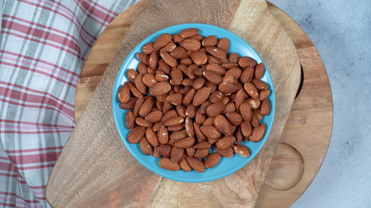 원형 회전 아몬드 견과류로 된 접시, 상단 시각.