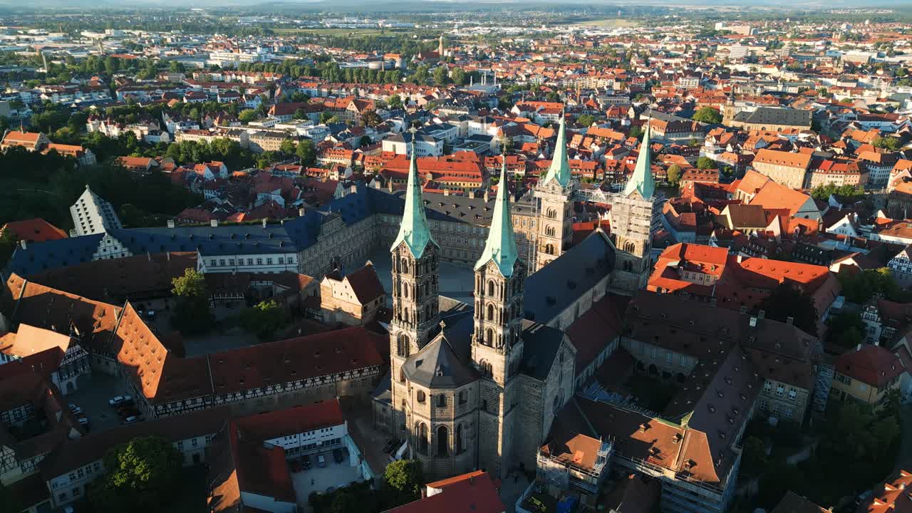 drone volando de vuelta revelando la iglesia y el paisaje urbano en bamberg