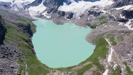 hermosa vista aérea del lago ubicado en el valle de neelum cachemira - lago chitta kata