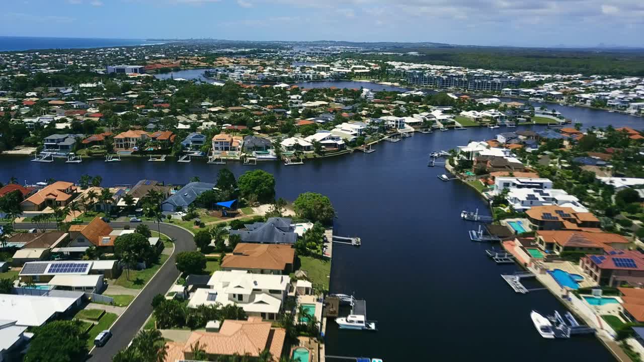 해안 도시 구역 위의 드론 비행