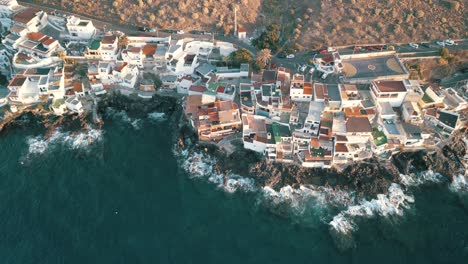 Sumérgete-En-La-Fascinante-Belleza-Costera-Del-Sereno-Pueblo-De-Tenerife-Mientras-Las-Olas-Rompen-En-Sus-Costas-En-Esta-Cautivadora-Vista-De-Pájaro