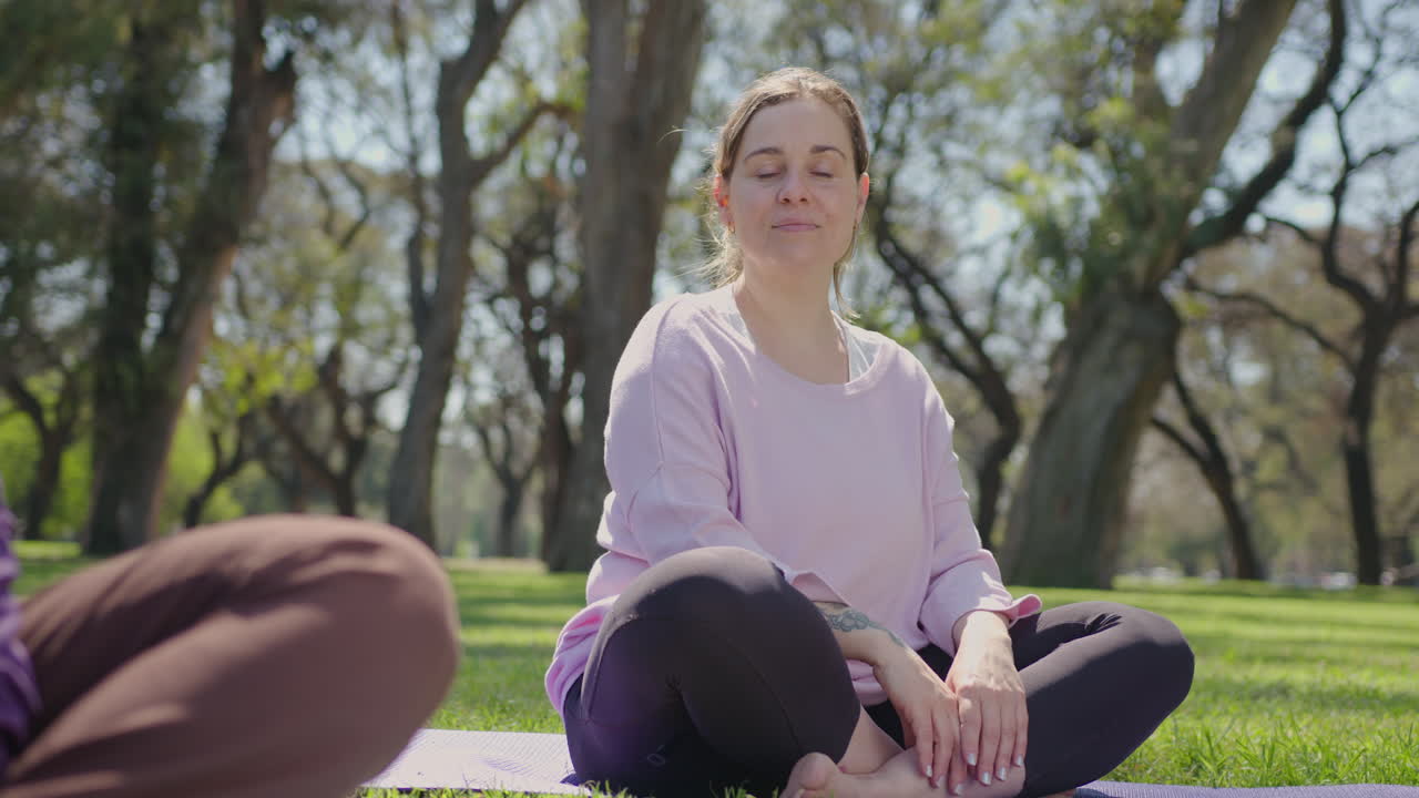 mujer practicando yoga en un parque