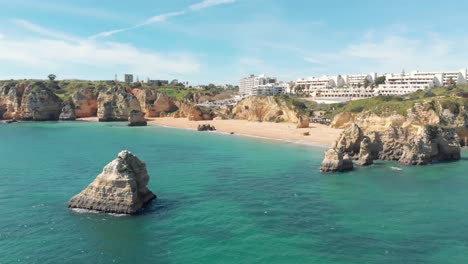 vista de la costa prístina de la playa de doña ana en lagos, algarve, portugal - toma aérea amplia de retorno