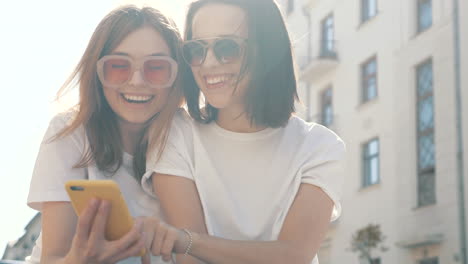 dos mujeres mirando un teléfono