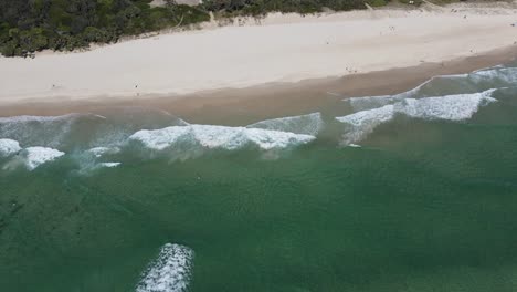 Tweed-River-Jenseits-Des-Dorfes-Fingal-Head---Meereswellen,-Die-An-Den-Strand-Gespült-Werden---Küste-Der-Tasmanischen-See-In-New-South-Wales,-Australien