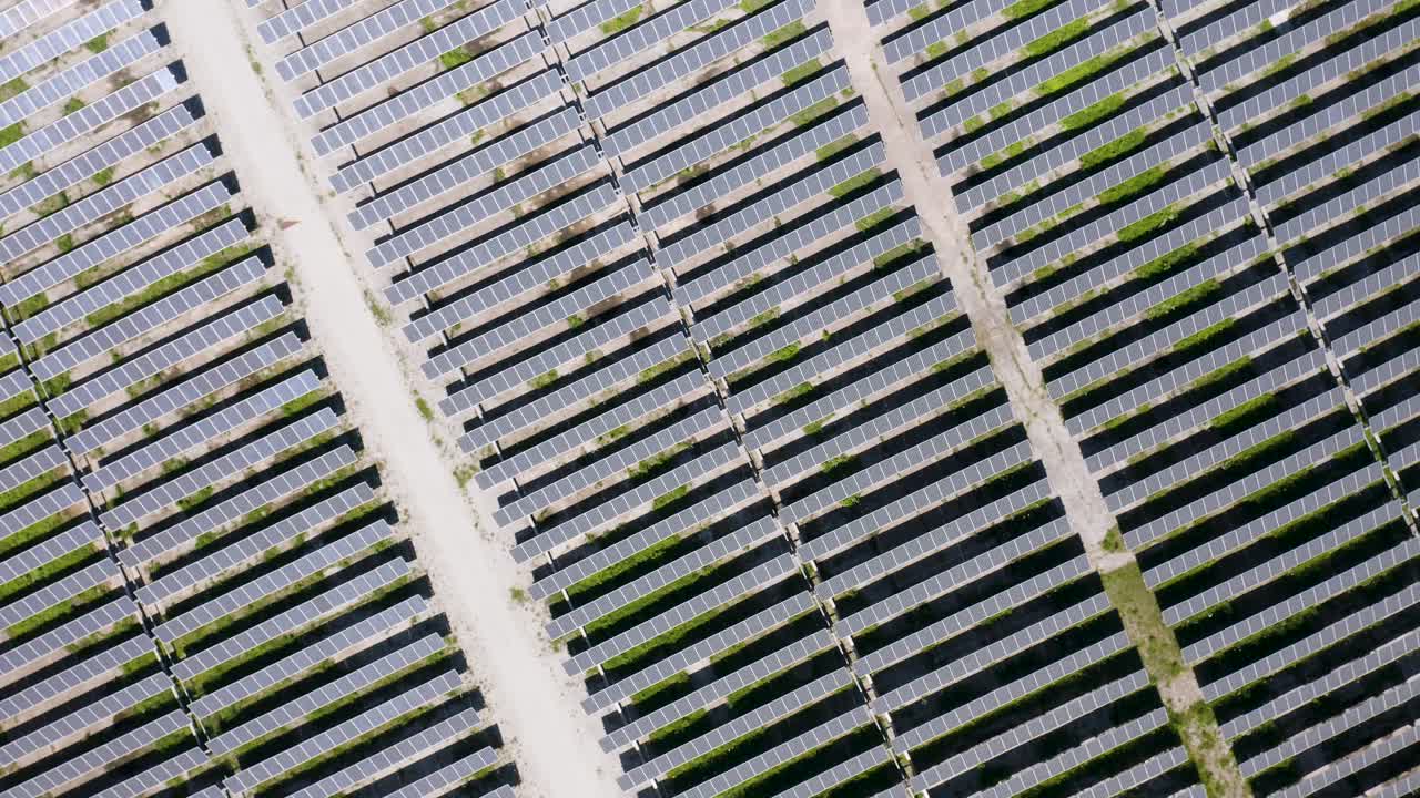 넓은 들판에 있는 태양광 발전소의 하향식 보기