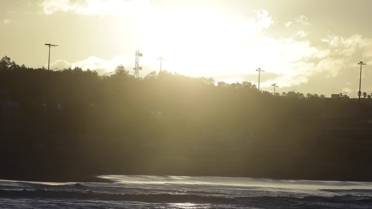 lapso de tiempo de amanecer de 4k de cerca sobre las nubes de la montaña del horizonte