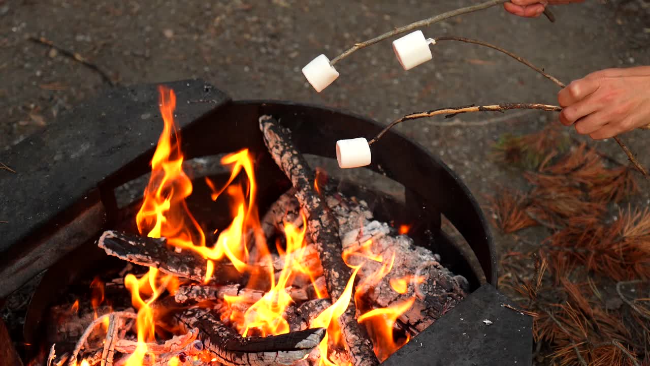 Kamp ateşinde marshmallow kızartmak