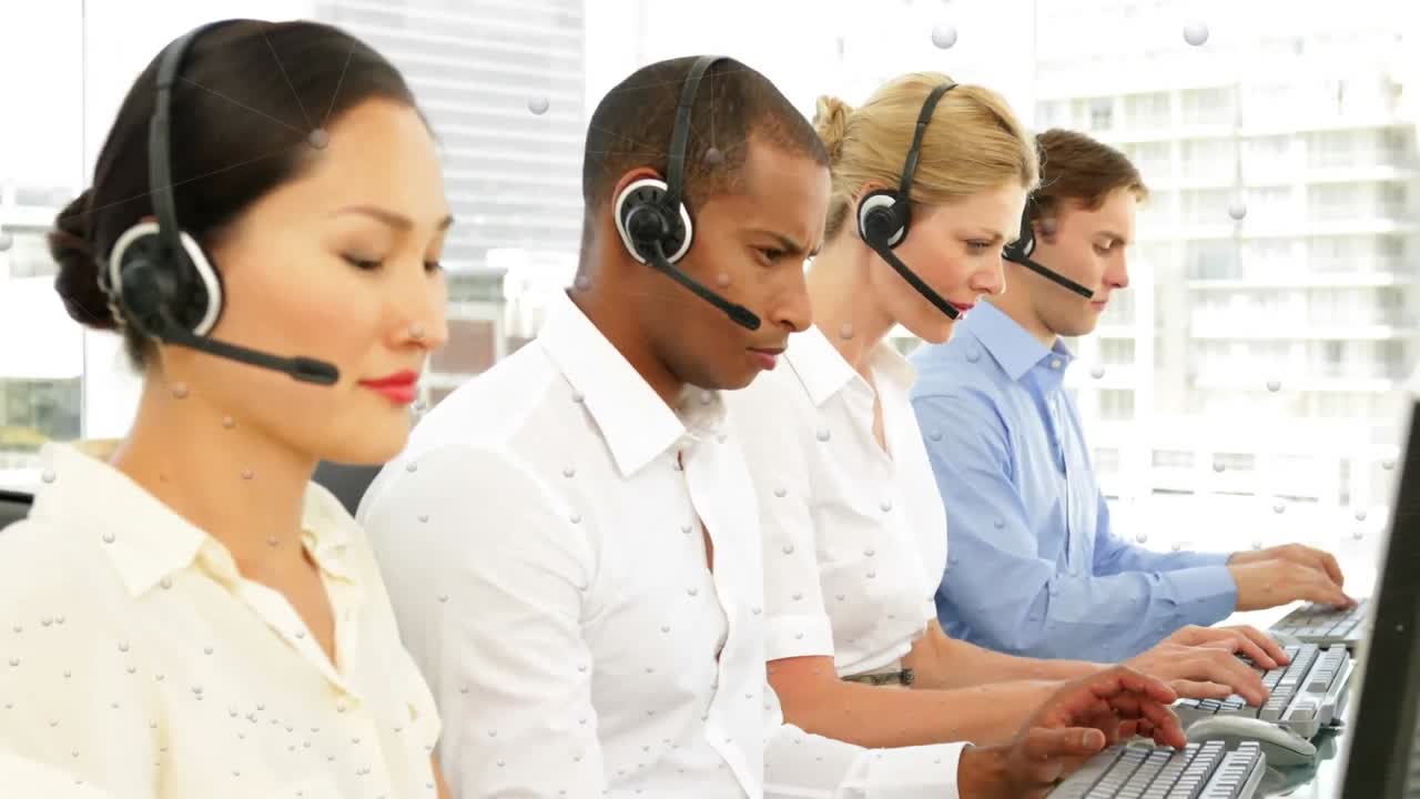 animación de la red de conexiones sobre personas que llevan auriculares de teléfono