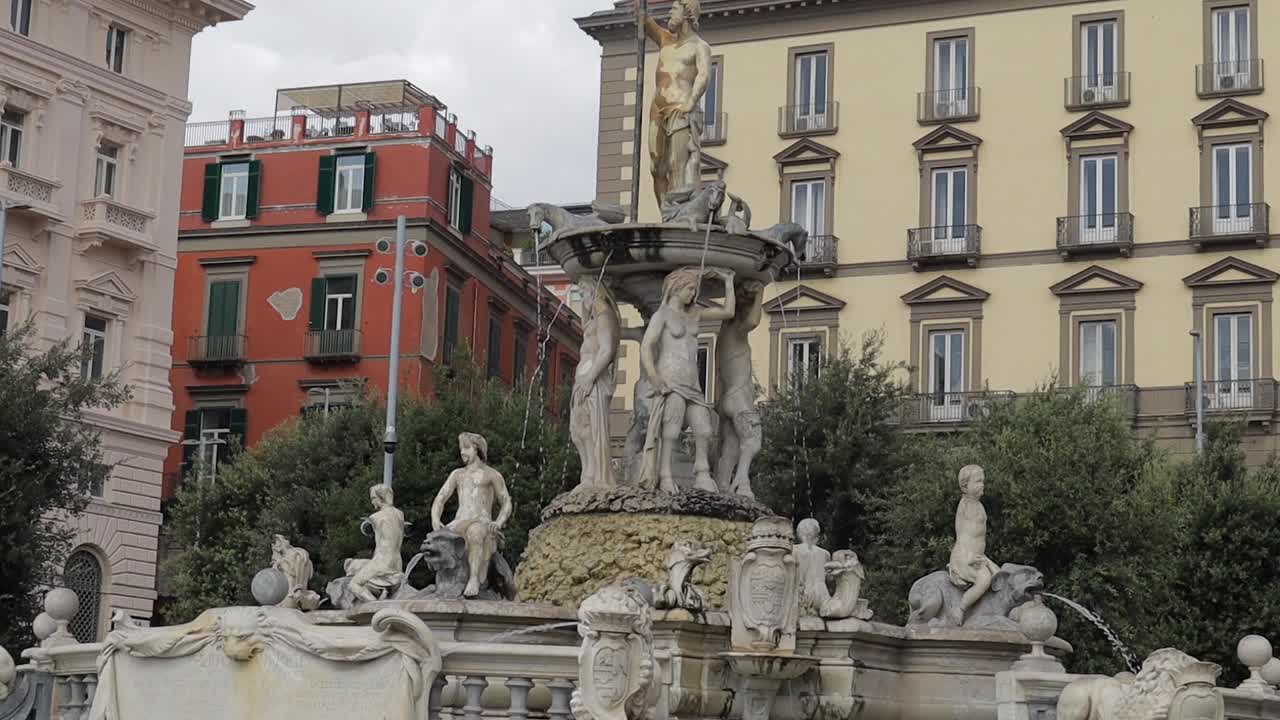 Fontana di Nettuno con Ninfe e Tritoni, Piazza Municipio, famoso monumento italiano
