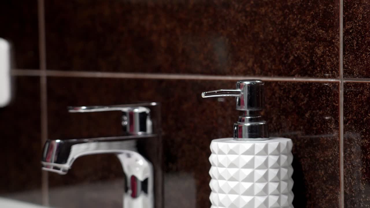 어린 소녀는 비누로 손을 철저히 씻는다