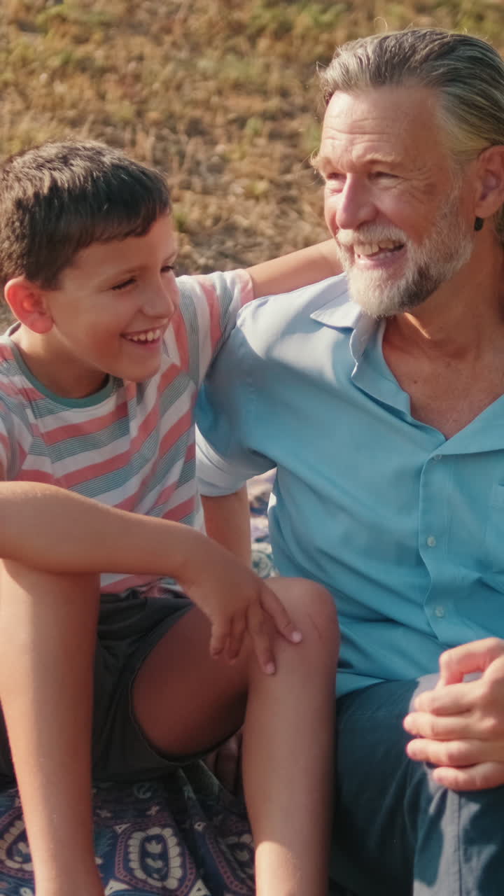 Nonno e nipote felici che condividono un momento all'aperto