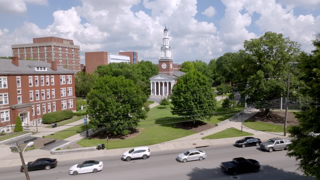 Memorial Hall auf dem Campus der University of Kentucky mit Verkehr und stabilem Drohnenvideo.
