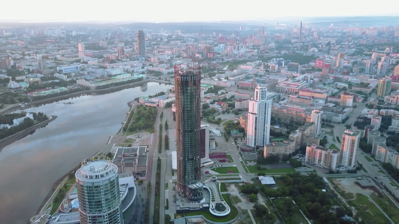 건설 중인 현대적인 마천루 를 가진 도시 스카이 라인