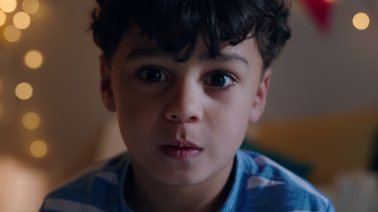 retrato de un niño lindo sonriendo haciendo caras mirando a la cámara feliz niño juguetón en casa