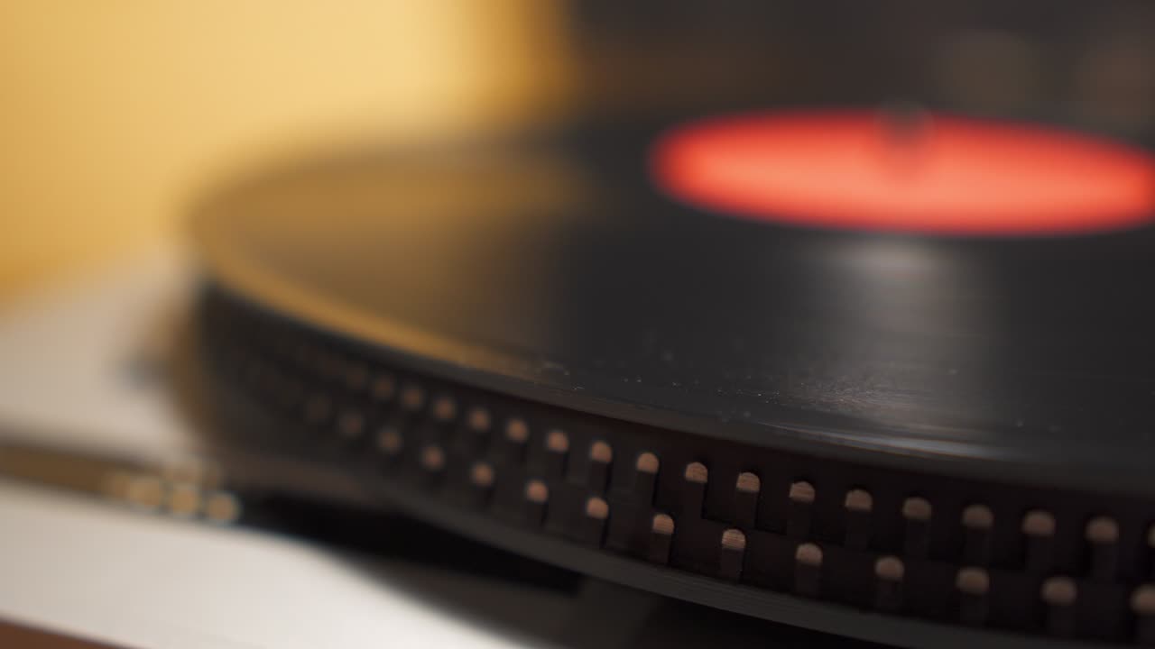 인간의 손은 턴테이블에 비닐 레코드 디스크를 켜고 끄는