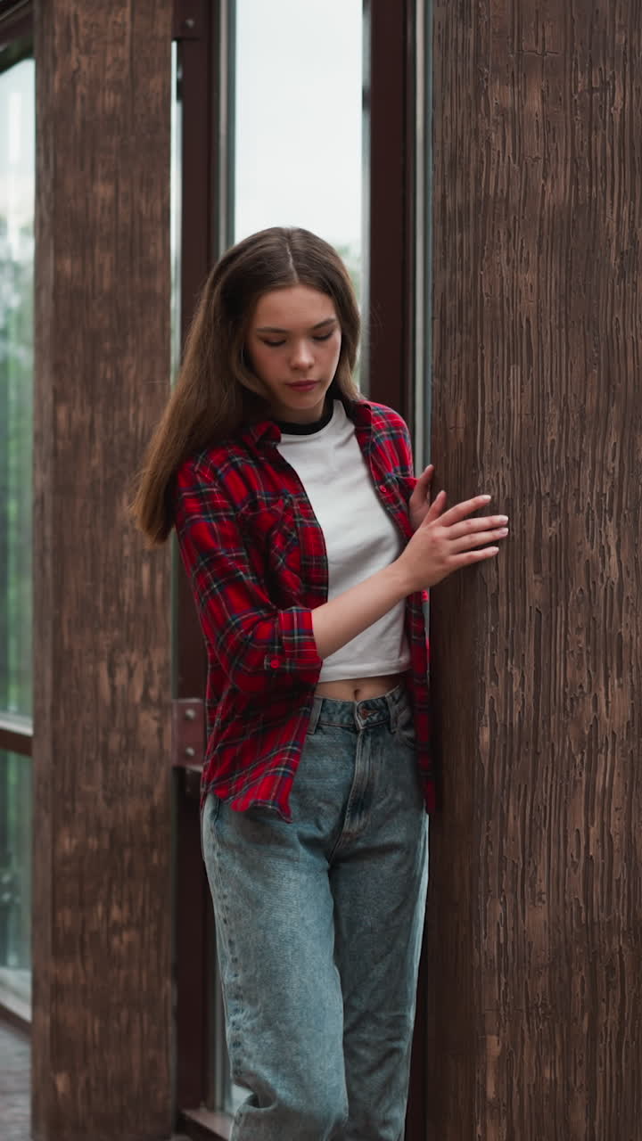 una mujer angustiada busca consuelo en la naturaleza. una mujer lucha con las emociones anhelando una sensación de paz caminando a lo largo de la cabaña. un estado de ánimo problemático