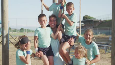 Grupo-De-Niños-Y-Niñas-Caucásicos-Juntos-En-El-Campo-De-Entrenamiento