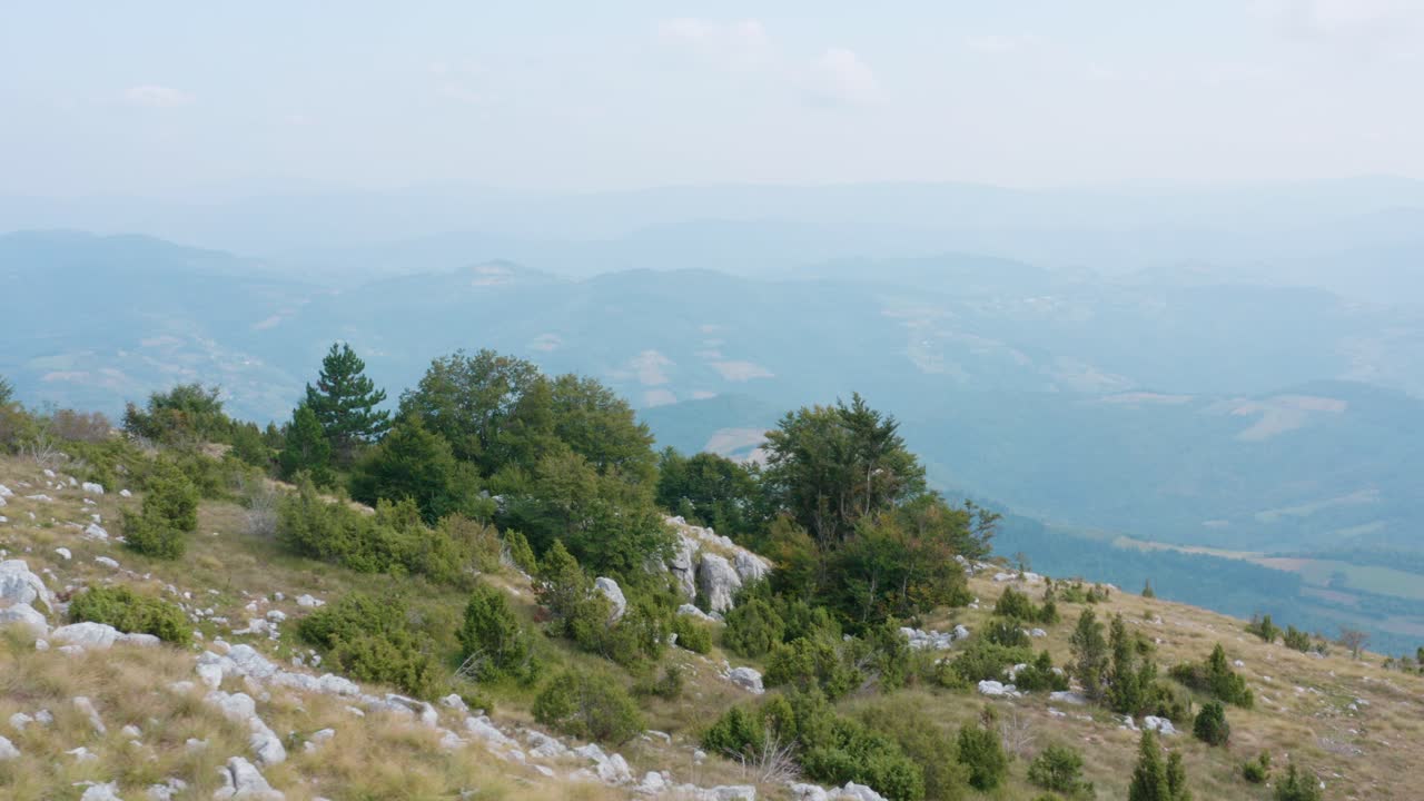Lembah pegunungan Serbia yang indah, lanskap pedesaan hijau yang terpencil.