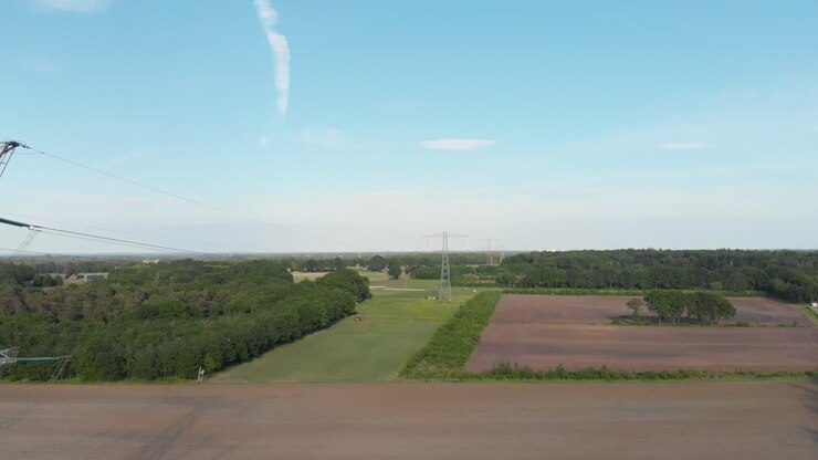 Tralicci di trasmissione e linee elettriche nel paesaggio rurale, vista aerea
