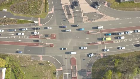 Drone-Vista-Aérea-Del-Tráfico-En-Una-Intersección-En-Sunderland,-Noreste-De-Inglaterra