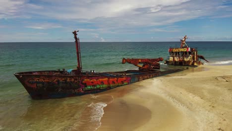 Famoso-Barco-Colorido-Naufragado-En-La-Playa-De-Manzanillo-Costa-Rica,-4k-Drone-Volando-Alrededor