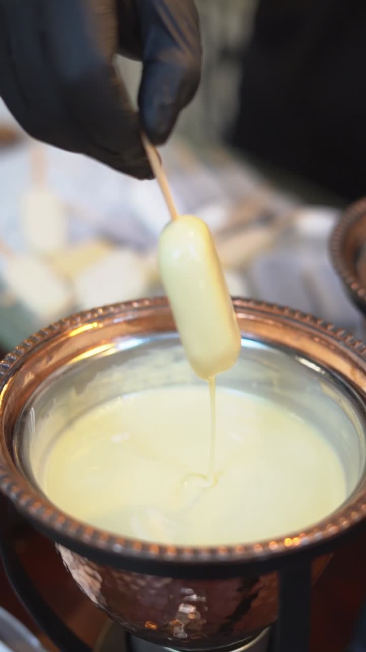 Un chef met une glace dans de la sauce, gros plan, insert