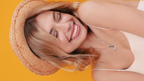 retrato de una mujer sonriente con un sombrero de paja