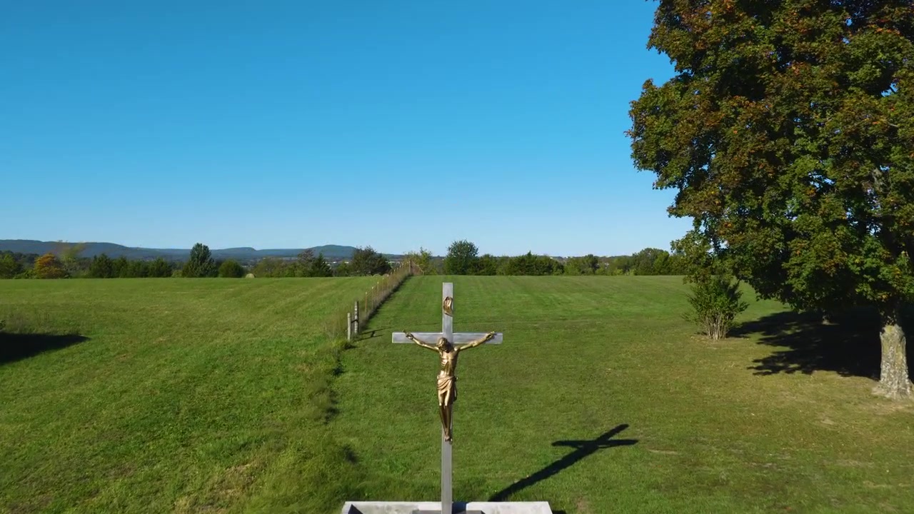 Crocifisso su una base di cemento al cimitero di Maplewood a Harrison, Arkansas. Ripresa aerea con drone.