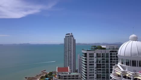 vista aérea paisaje marítimo panorámico. piscina en el techo del rascacielos. apartamento en la playa del océano.