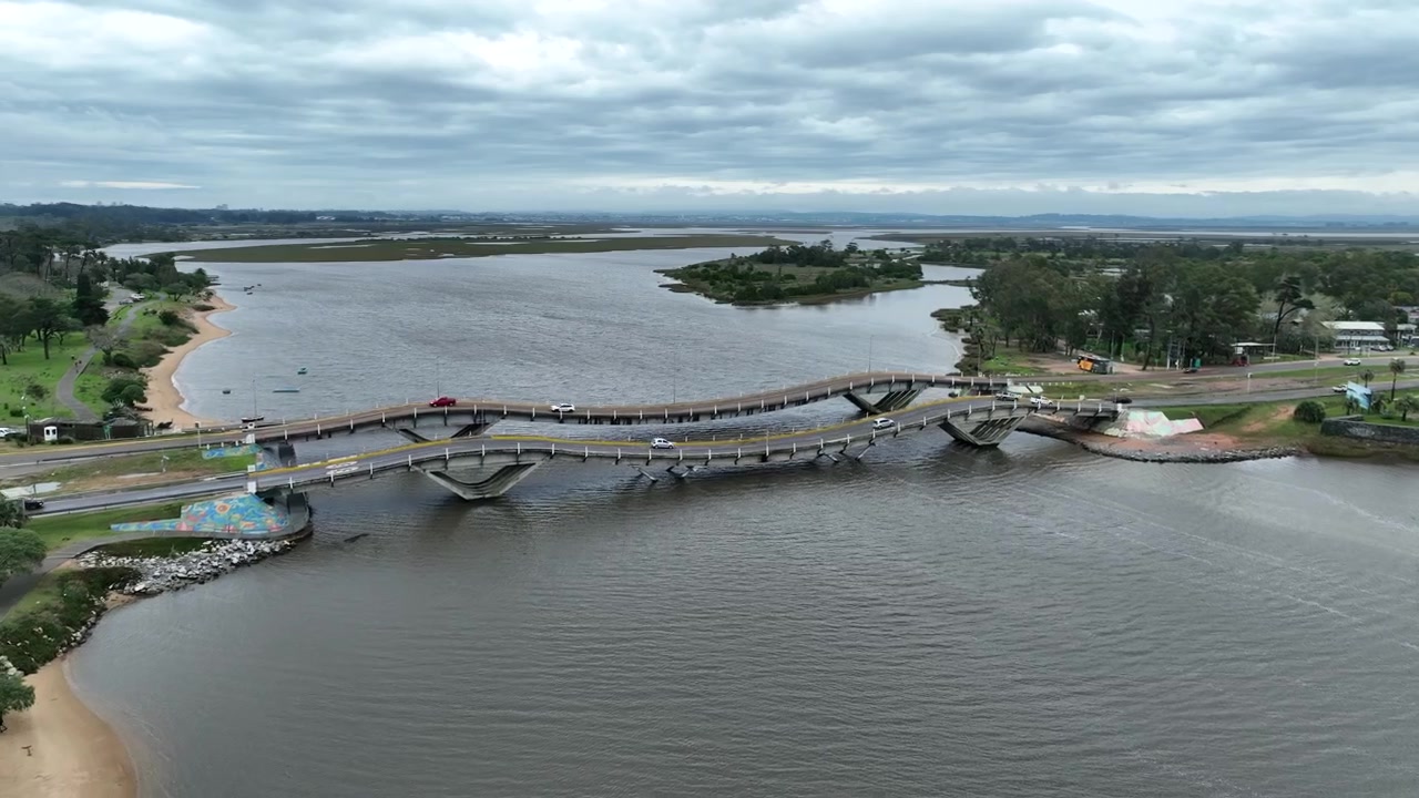 Puente de La Barra sobre o canal costeiro em Punta del Este, Uruguai, com veículos atravessando as pontes paralelas
