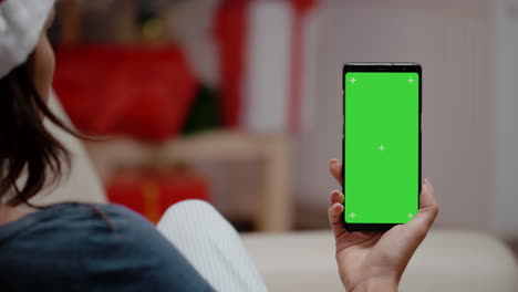 Primer-Plano-De-Una-Mujer-Sosteniendo-Verticalmente-La-Pantalla-Verde-En-El-Teléfono-Inteligente