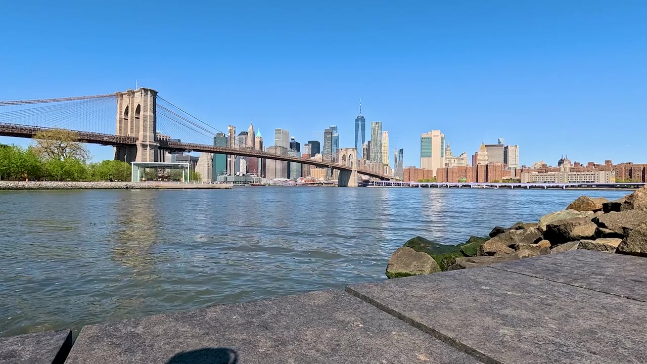Video che mostra l'acqua dell'East River con il Ponte di Brooklyn sullo sfondo a New York City