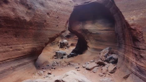 Barranco-De-Las-Vacas-Auf-Der-Insel-Gran-Canaria:-Fantastische-Aufnahme-In-Der-Schlucht,-Nah-An-Den-Wänden-Vorbei-Und-Mit-Wunderschönen-Farben