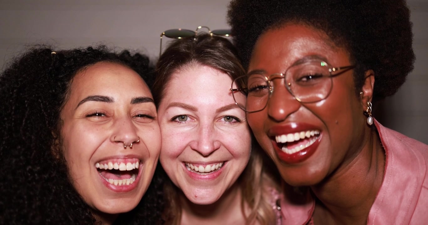 Três Mulheres Diversas Rindo e Sorrindo Juntas