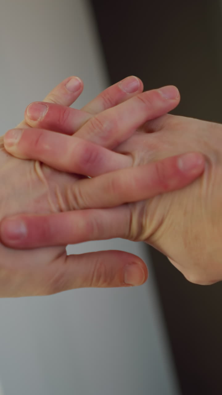 pov de una persona apagando la luz superior, calentando las manos en preparación para una actividad deportiva en el interior